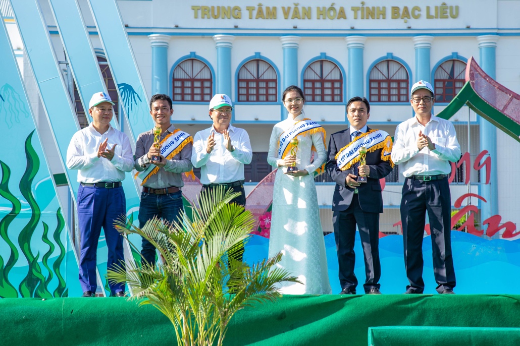 Truyền thông - Phó Thủ tướng và Bộ Trưởng trao danh hiệu “Đại sứ Đại dương xanh 2019” tại tỉnh Bạc Liêu (Hình 4).