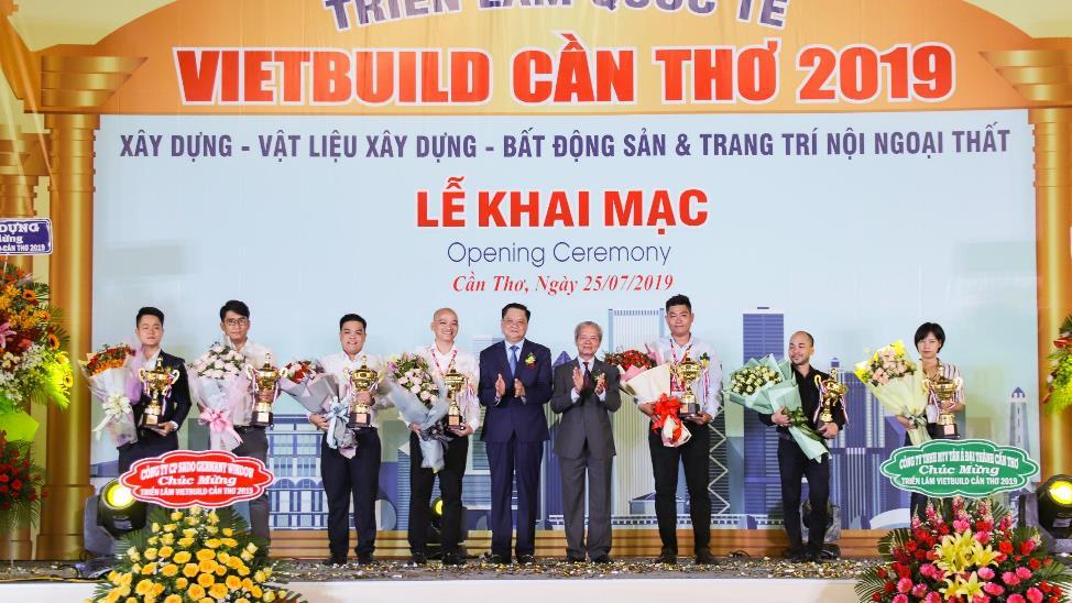 Cần biết - Tập đoàn Tân Á Đại Thành mang thử thách độ bền Siêu Bồn Nhựa Plasmanđến Vietbuild Cần Thơ 2019