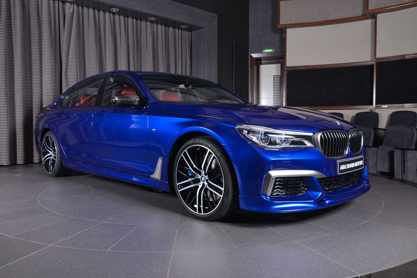 Xe++ - Dân chơi Dubai chọn màu sơn “độc” trên BMW M760Li