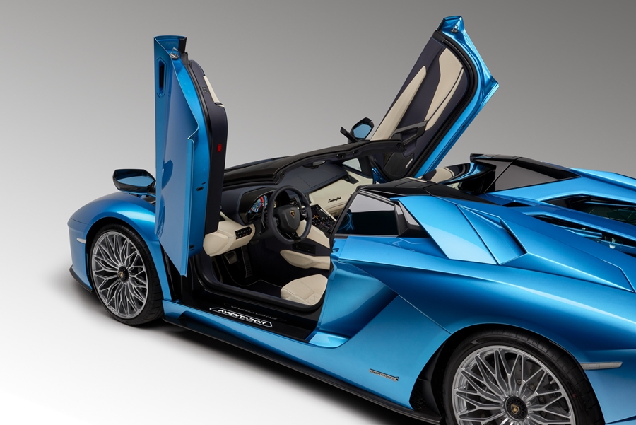 Xe++ - “Bò tót” mui trần Lamborghini Aventador S Roadster có giá từ 8,5 tỷ đồng (Hình 8).