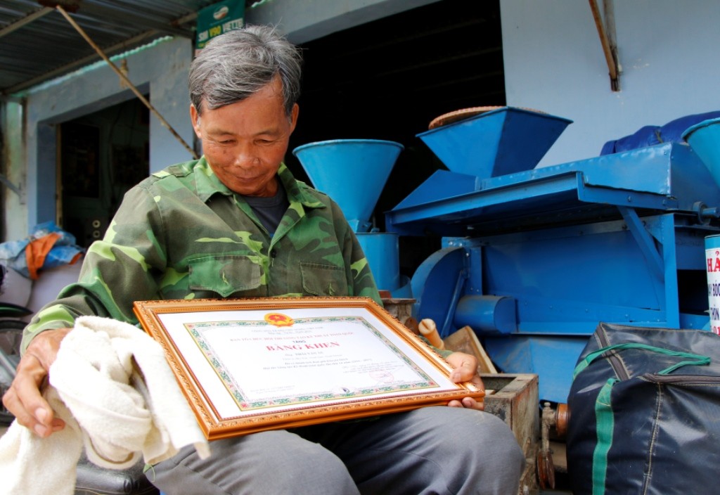 Dân sinh - Ninh Thuận: “Kỹ sư chân đất” chế tạo thành công máy bóc vỏ lụa và mày hạt ngô (Hình 3).