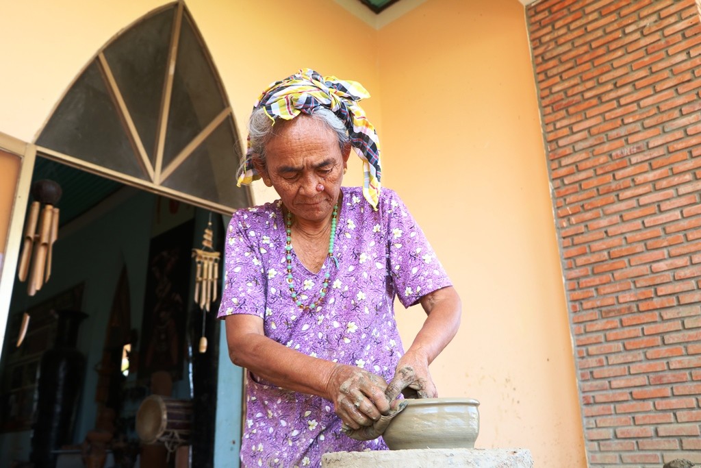 Văn hoá - Độc đáo kỹ thuật 'làm bằng tay, xoay bằng mông' tại làng gốm cổ  (Hình 2).