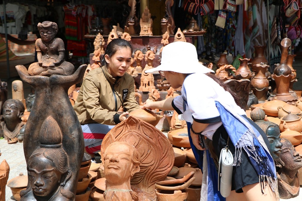 Văn hoá - Độc đáo kỹ thuật 'làm bằng tay, xoay bằng mông' tại làng gốm cổ  (Hình 4).