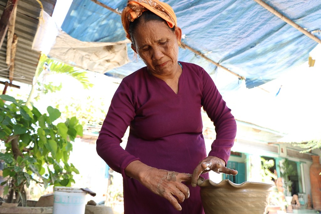 Văn hoá - Độc đáo kỹ thuật 'làm bằng tay, xoay bằng mông' tại làng gốm cổ  (Hình 8).