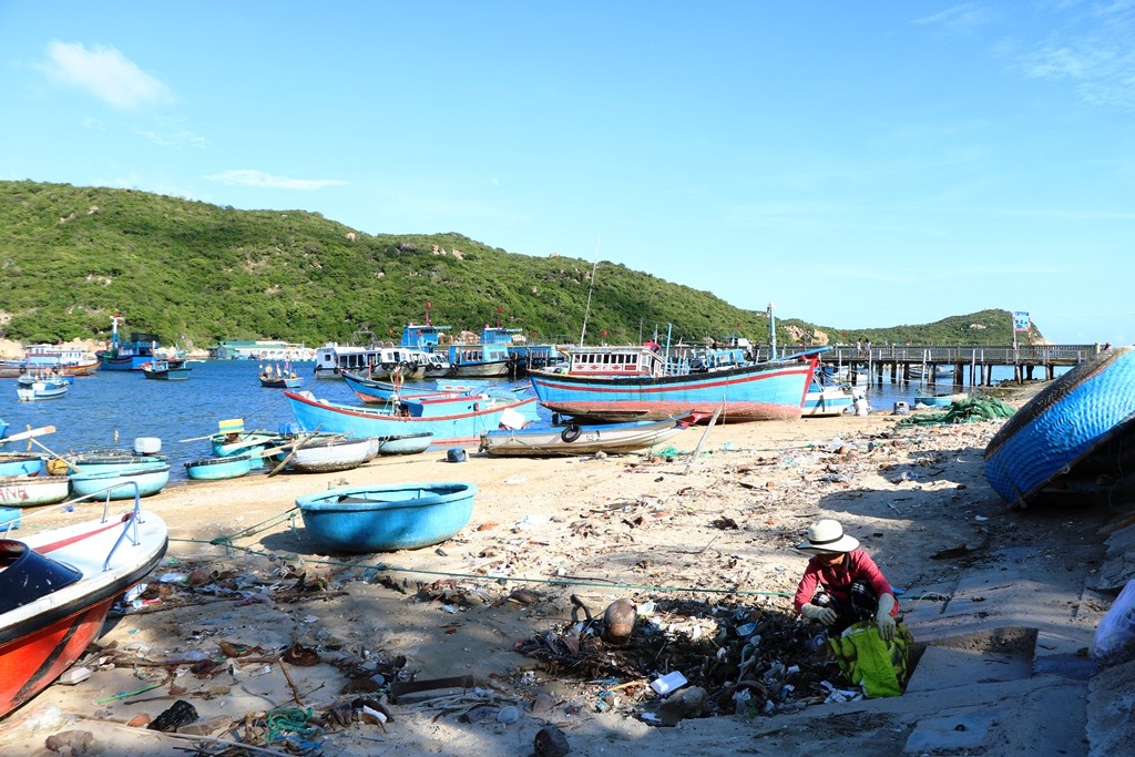 Dân sinh - Tâm sự cảm động của người phụ nữ hơn 15 năm tình nguyện nhặt rác ở Vịnh Vĩnh Hy (Hình 5).