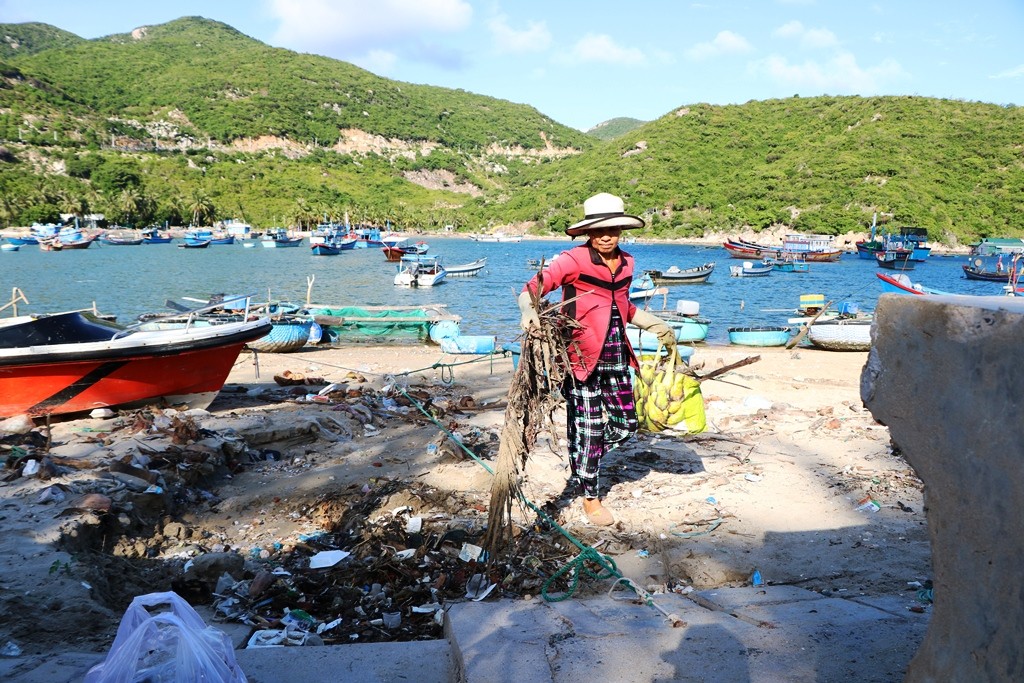 Dân sinh - Tâm sự cảm động của người phụ nữ hơn 15 năm tình nguyện nhặt rác ở Vịnh Vĩnh Hy (Hình 3).