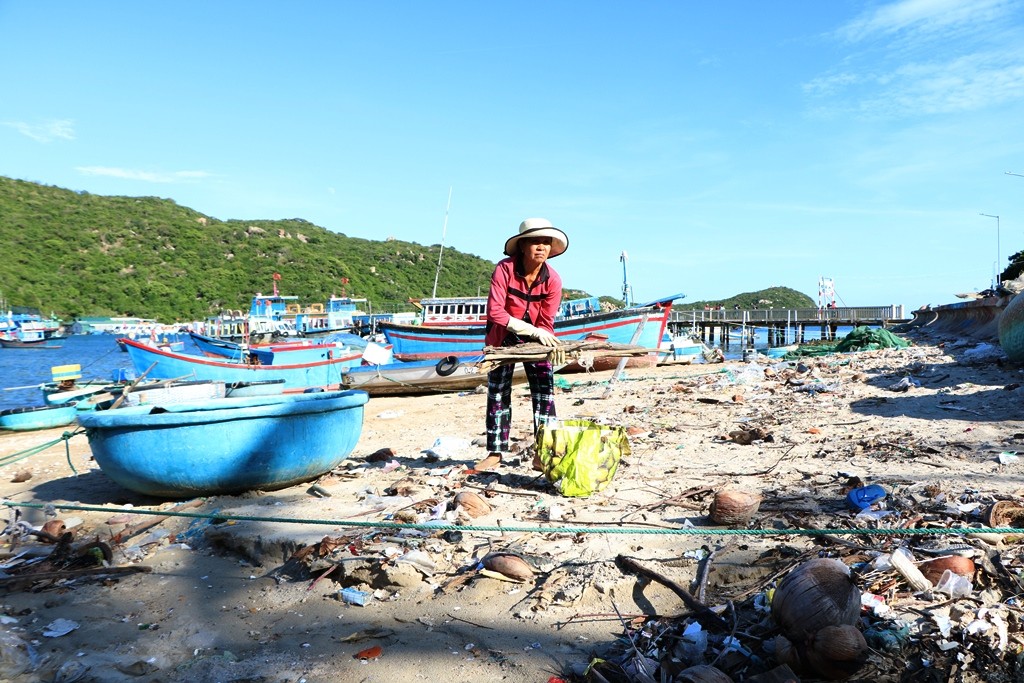 Dân sinh - Tâm sự cảm động của người phụ nữ hơn 15 năm tình nguyện nhặt rác ở Vịnh Vĩnh Hy (Hình 8).