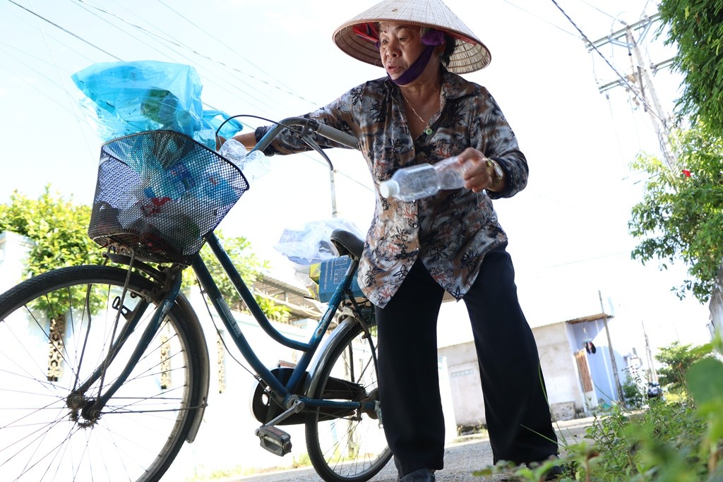 Dân sinh - Khâm phục cụ bà 75 tuổi lượm ve chai giúp đỡ người nghèo và học sinh khó khăn