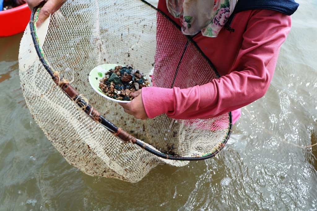 Dân sinh - Nhọc nhằn nghề cào hến, cào ốc mưu sinh dưới lòng sông Dinh (Hình 6).