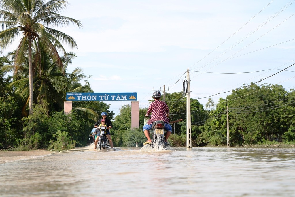 Tin nhanh - Ninh Thuận: Người dân vật vã vì áp thấp nhiệt đới sau cơn bão số 8 (Hình 2).