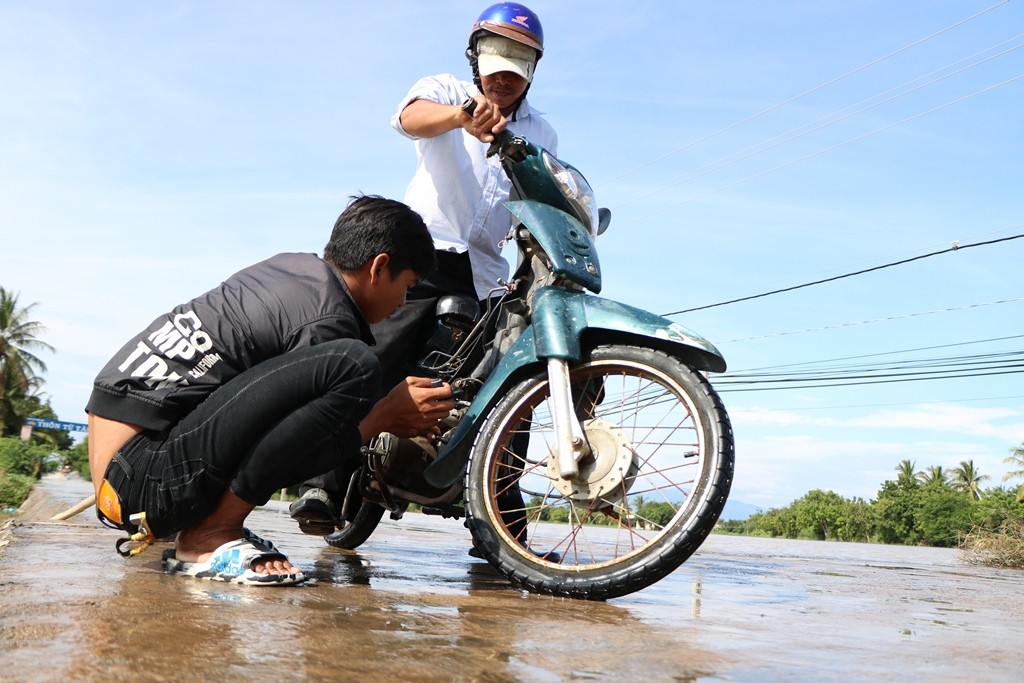 Tin nhanh - Ninh Thuận: Người dân vật vã vì áp thấp nhiệt đới sau cơn bão số 8 (Hình 6).