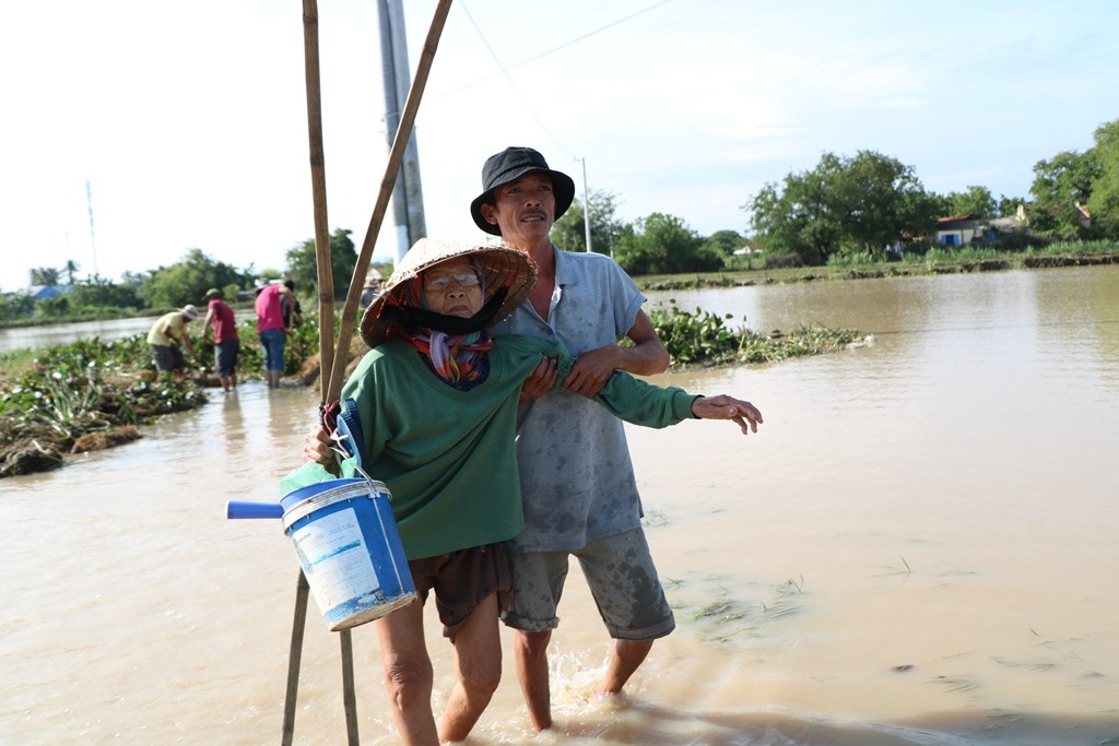 Tin nhanh - Ninh Thuận: Người dân vật vã vì áp thấp nhiệt đới sau cơn bão số 8 (Hình 9).