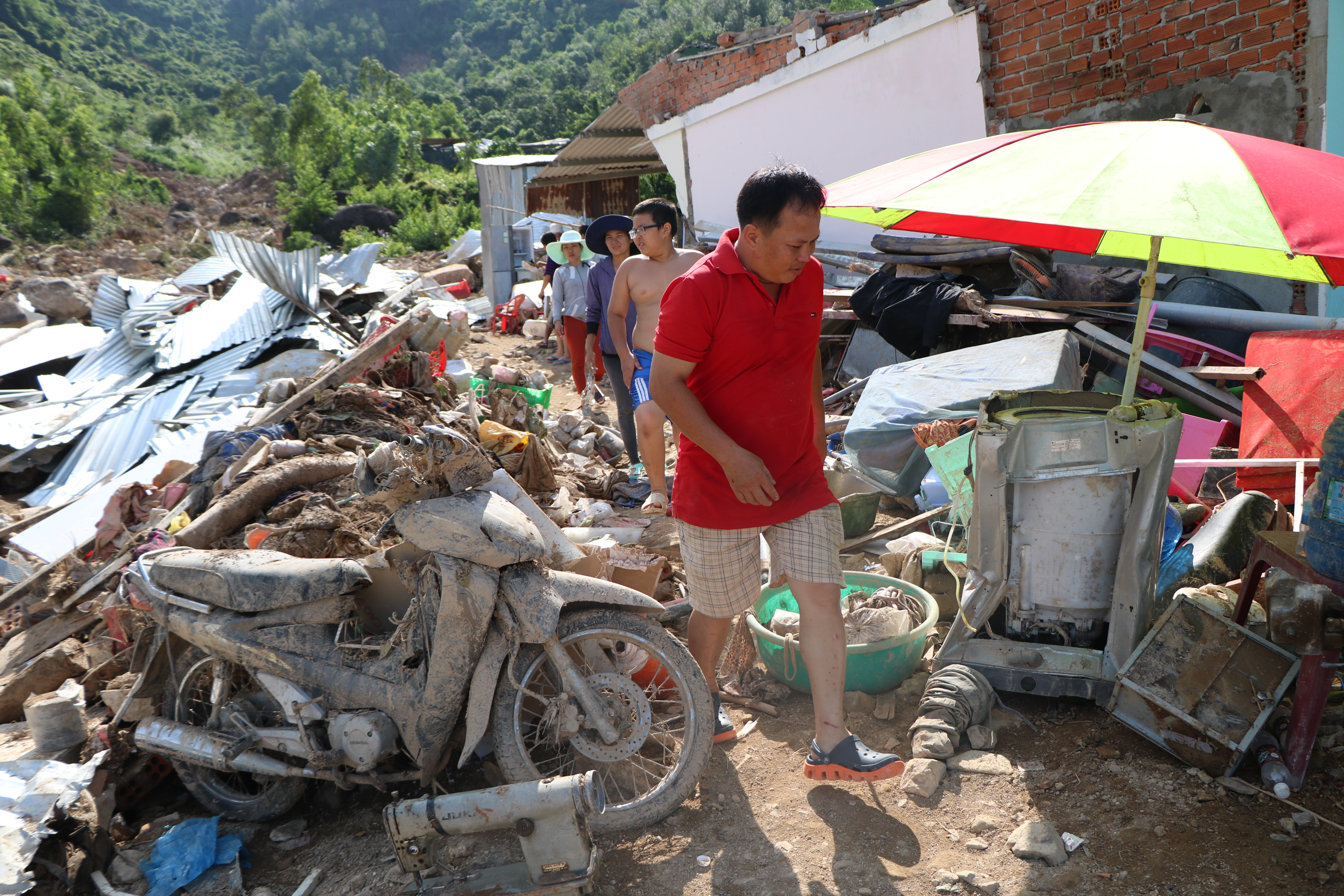 Tin nhanh - Khánh Hòa: Mất trắng tài sản chỉ sau hơn 10 phút lũ quét (Hình 3).