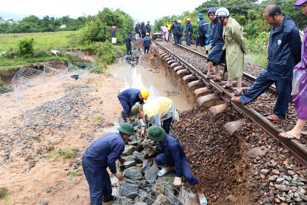 Tin nhanh - Ninh Thuận:  Kinh hoàng hình ảnh gần 300m đường sắt Bắc – Nam bị sạt lở do mưa lớn (Hình 8).