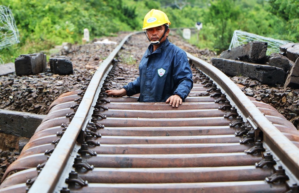 Tin nhanh - Ninh Thuận:  Kinh hoàng hình ảnh gần 300m đường sắt Bắc – Nam bị sạt lở do mưa lớn (Hình 7).