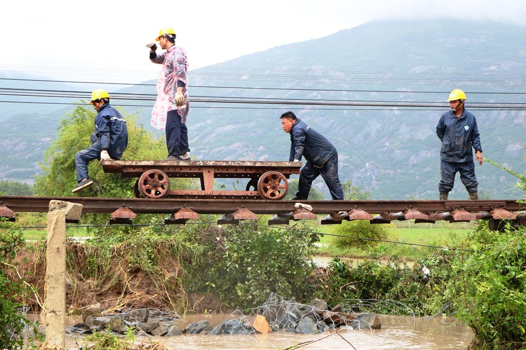 Tin nhanh - Ninh Thuận:  Kinh hoàng hình ảnh gần 300m đường sắt Bắc – Nam bị sạt lở do mưa lớn (Hình 3).