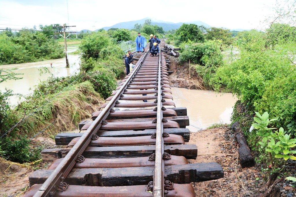 Tin nhanh - Ninh Thuận:  Kinh hoàng hình ảnh gần 300m đường sắt Bắc – Nam bị sạt lở do mưa lớn (Hình 2).