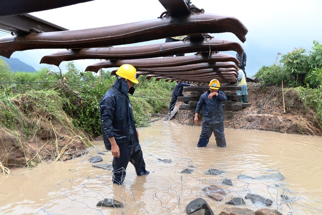 Tin nhanh - Ninh Thuận:  Kinh hoàng hình ảnh gần 300m đường sắt Bắc – Nam bị sạt lở do mưa lớn