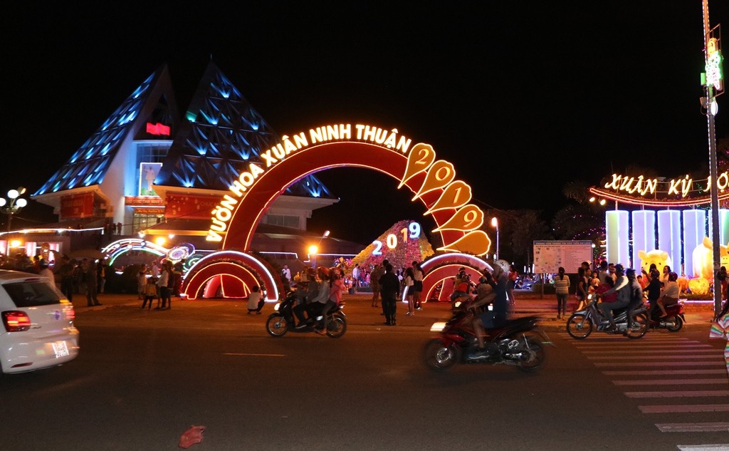 Văn hoá - Ninh Thuận: Năng lượng điện gió, điện mặt trời điểm nhấn Vườn hoa Xuân Kỷ Hợi 2019 (Hình 2).