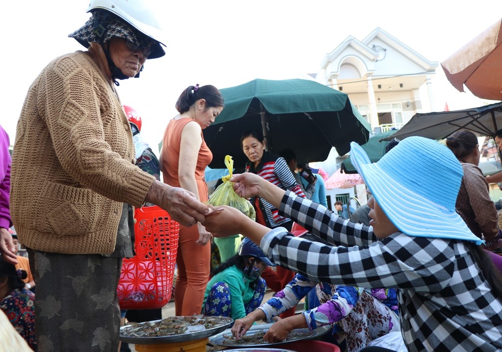 Văn hoá - Ninh Thuận: Nhộn nhịp phiên chợ mùng 2 Tết (Hình 10).