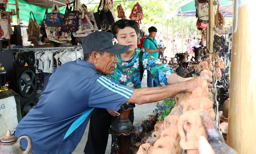 Văn hoá - Vui xuân trên vùng đất đầy nắng và gió Ninh Thuận (Hình 14).