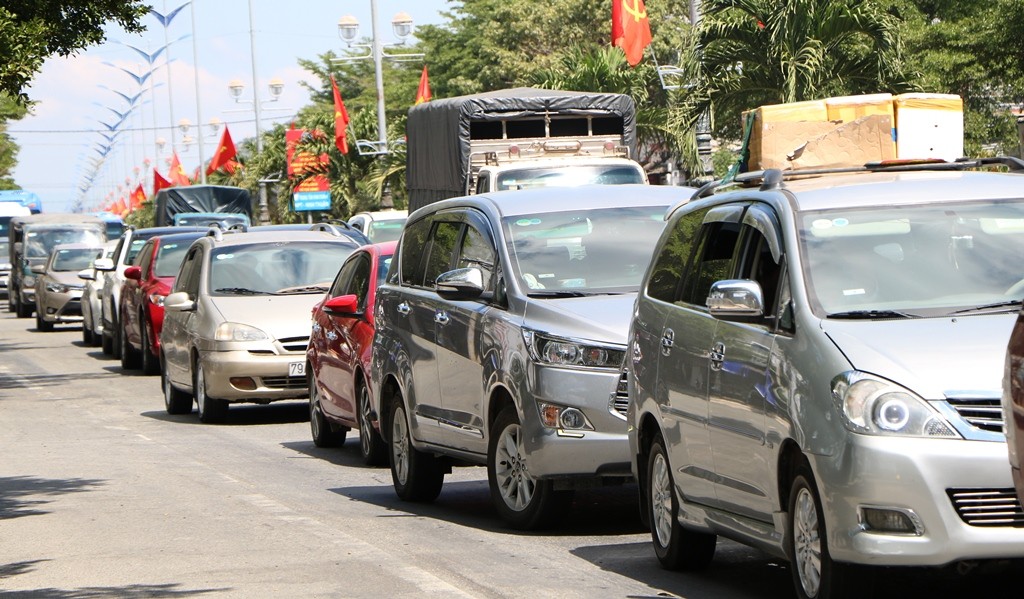 Tin nhanh - Chen nhau trên Quốc lộ 1A để trở lại TP.HCM sau kỳ nghỉ Tết (Hình 18).