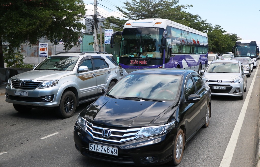 Tin nhanh - Chen nhau trên Quốc lộ 1A để trở lại TP.HCM sau kỳ nghỉ Tết (Hình 4).