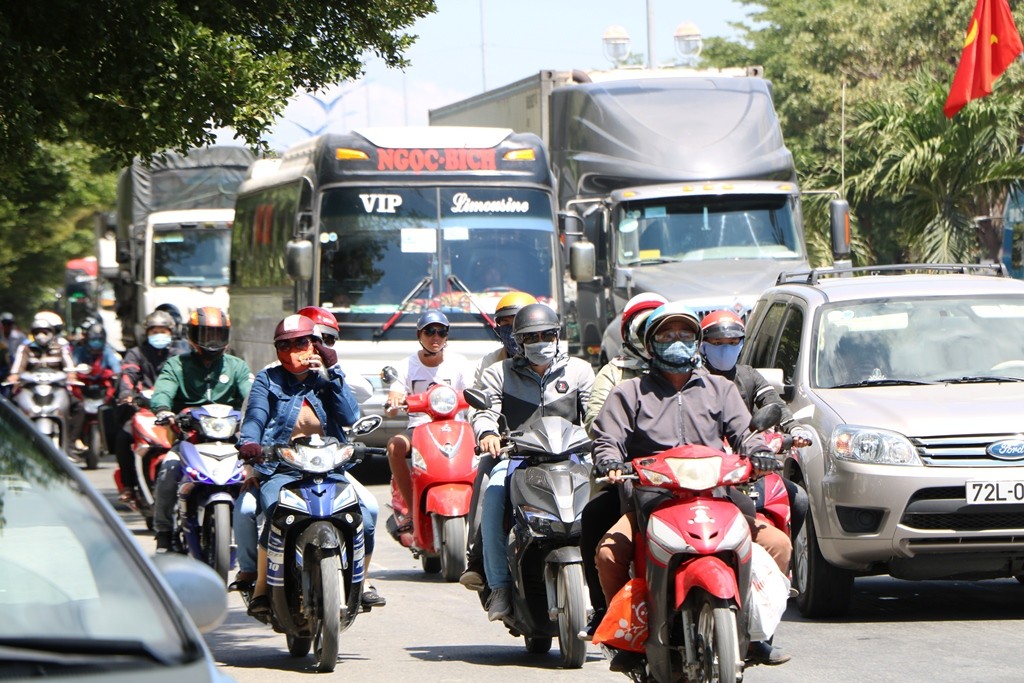 Tin nhanh - Chen nhau trên Quốc lộ 1A để trở lại TP.HCM sau kỳ nghỉ Tết (Hình 11).