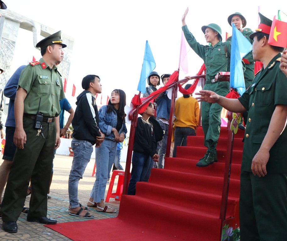 Tin nhanh - Ngày nhập ngũ: Cận cảnh cảm xúc kẻ ở người đi (Hình 4).