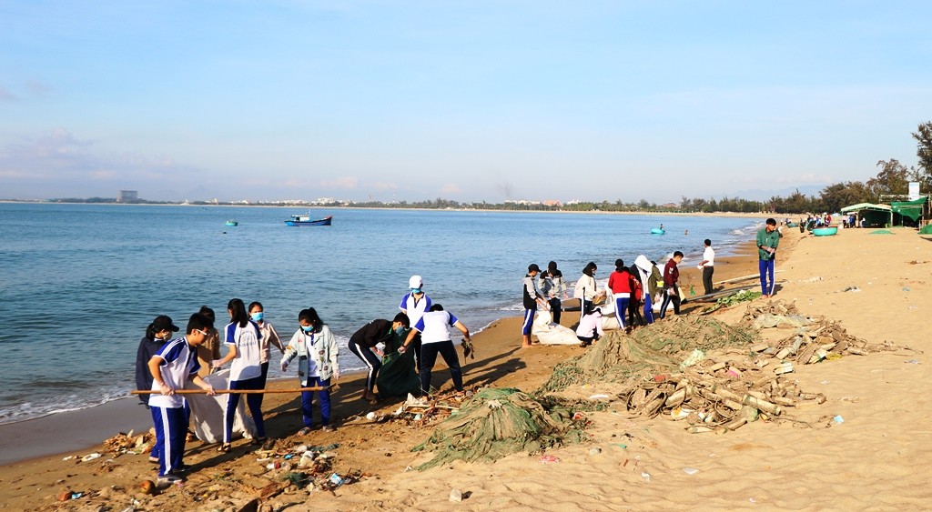 Môi trường - Ninh Thuận ra quân dọn rác dọc bãi biển Ninh Chữ sau phản ánh của báo Người Đưa Tin (Hình 2).