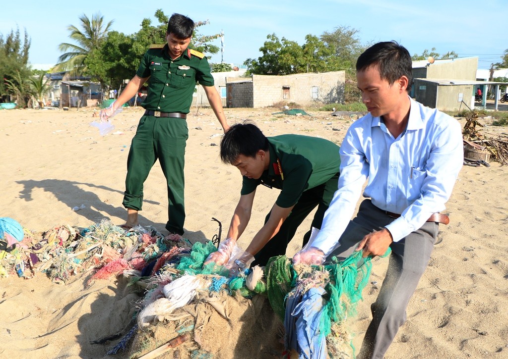 Môi trường - Ninh Thuận ra quân dọn rác dọc bãi biển Ninh Chữ sau phản ánh của báo Người Đưa Tin (Hình 3).