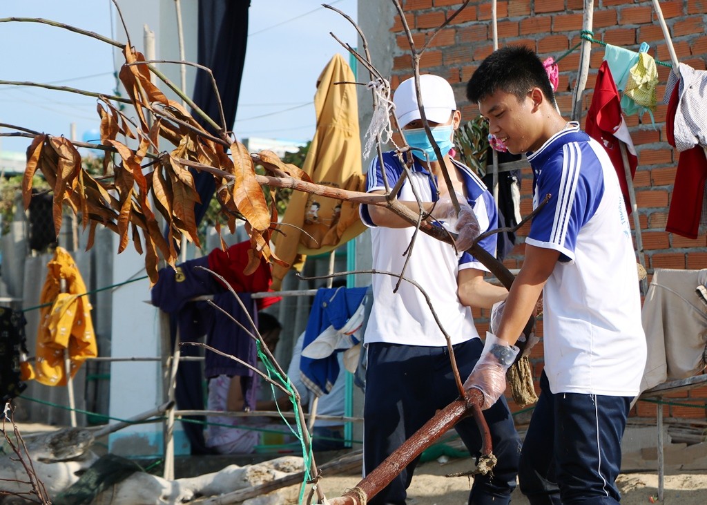 Môi trường - Ninh Thuận ra quân dọn rác dọc bãi biển Ninh Chữ sau phản ánh của báo Người Đưa Tin (Hình 6).