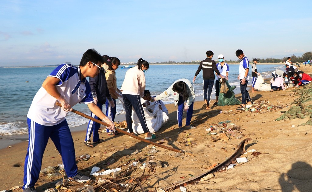 Môi trường - Ninh Thuận ra quân dọn rác dọc bãi biển Ninh Chữ sau phản ánh của báo Người Đưa Tin