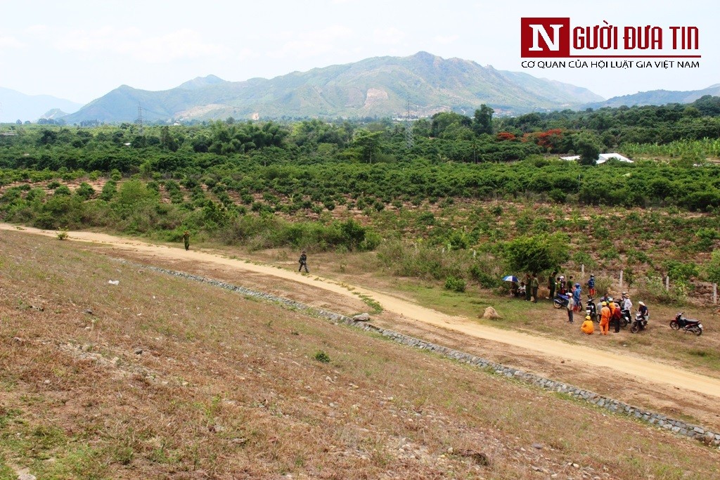 Tin nhanh - [Chùm ảnh] Cận cảnh nơi máy bay quân sự rơi tại Khánh Hòa khiến 2 chiến sĩ hy sinh (Hình 6).