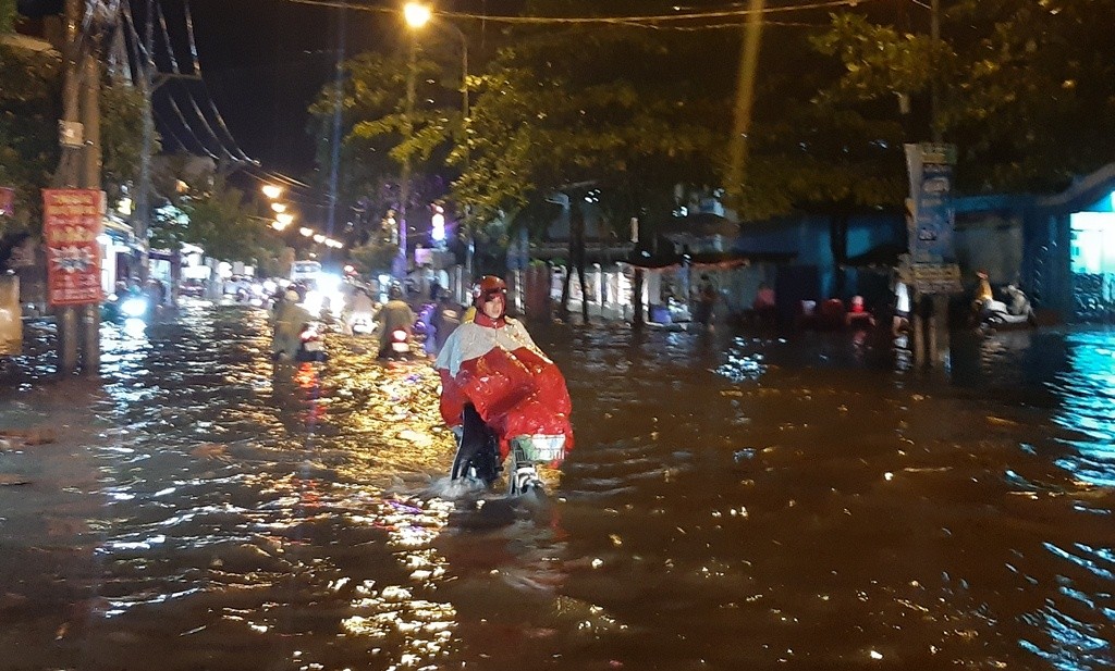 Tin nhanh - Ninh Thuận: TP.Phan Rang - Tháp Chàm 'thất thủ” sau cơn mưa lớn hơn 30 phút (Hình 2).