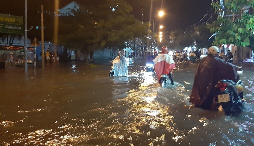 Tin nhanh - Ninh Thuận: TP.Phan Rang - Tháp Chàm 'thất thủ” sau cơn mưa lớn hơn 30 phút (Hình 10).