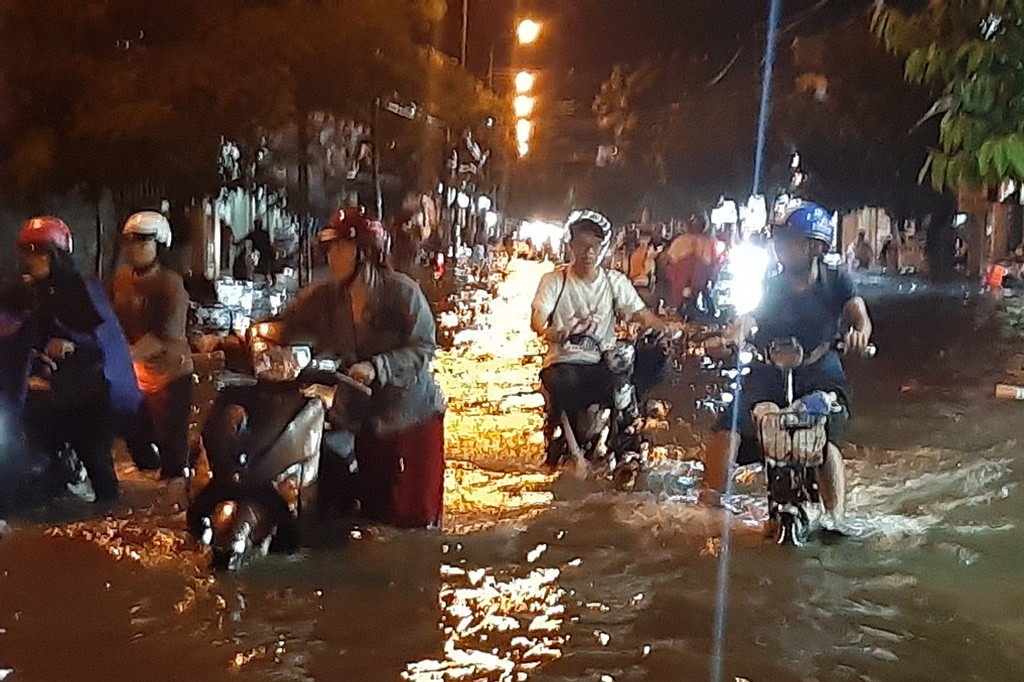 Tin nhanh - Ninh Thuận: TP.Phan Rang - Tháp Chàm 'thất thủ” sau cơn mưa lớn hơn 30 phút (Hình 5).