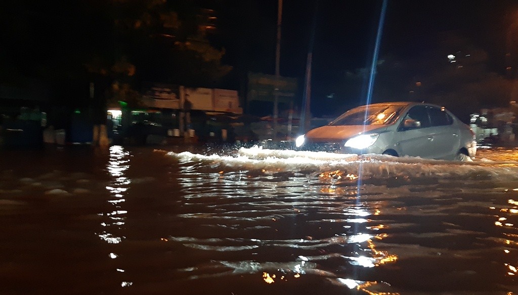 Tin nhanh - Ninh Thuận: TP.Phan Rang - Tháp Chàm 'thất thủ” sau cơn mưa lớn hơn 30 phút (Hình 6).