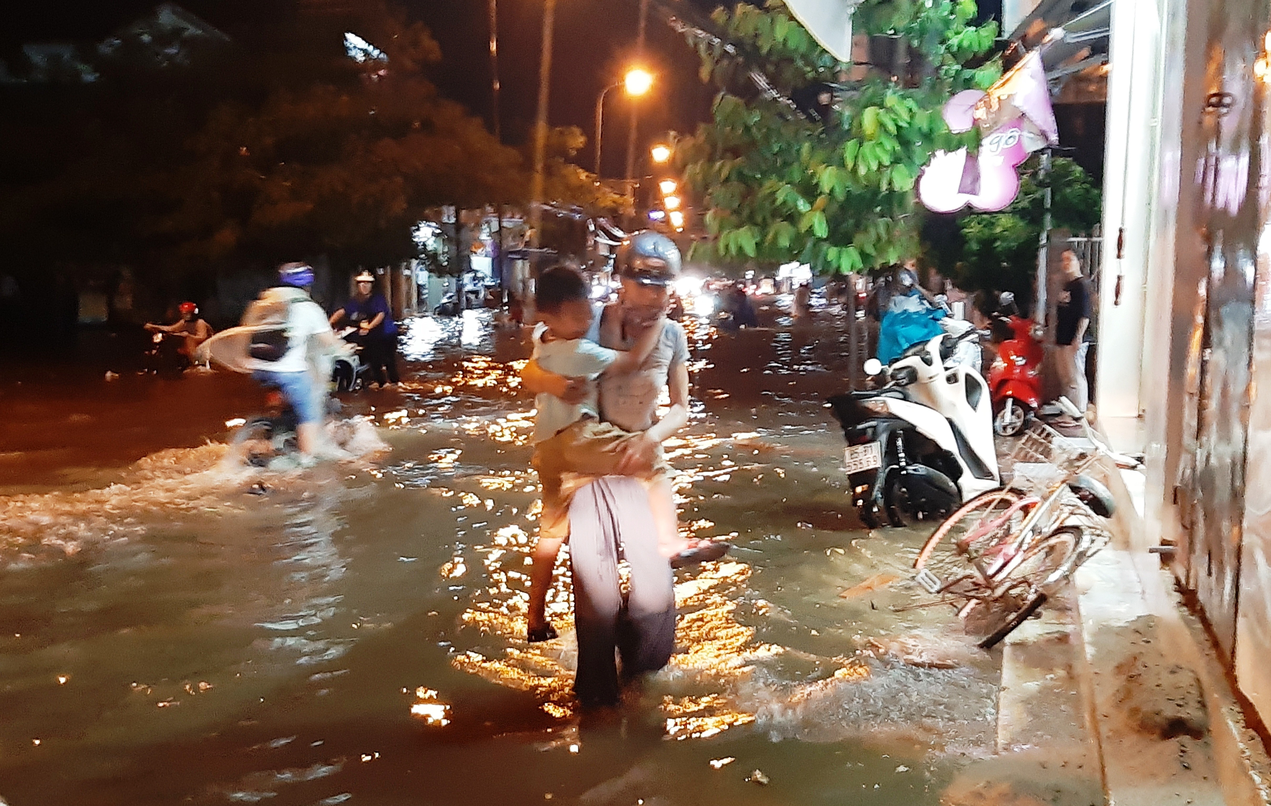 Tin nhanh - Ninh Thuận: TP.Phan Rang - Tháp Chàm 'thất thủ” sau cơn mưa lớn hơn 30 phút (Hình 8).