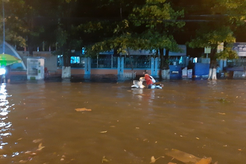 Tin nhanh - Ninh Thuận: TP.Phan Rang - Tháp Chàm 'thất thủ” sau cơn mưa lớn hơn 30 phút (Hình 3).