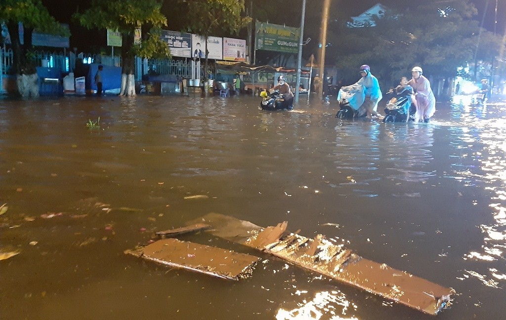 Tin nhanh - Ninh Thuận: TP.Phan Rang - Tháp Chàm 'thất thủ” sau cơn mưa lớn hơn 30 phút (Hình 9).