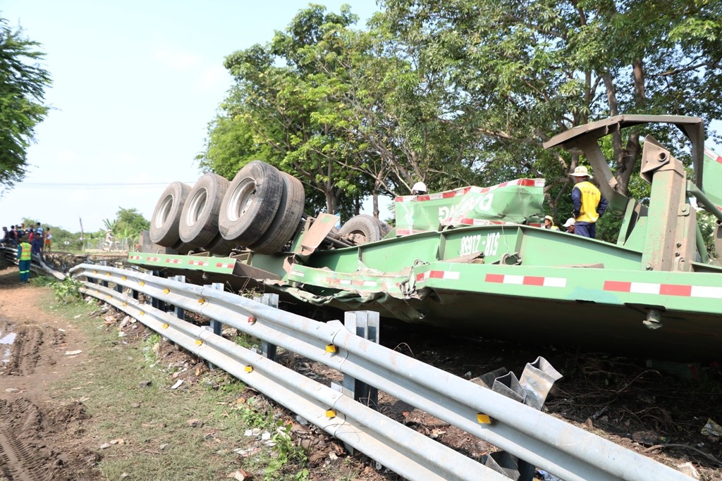 Tin nhanh - Tài xế kể phút kinh hoàng khi bất lực ngồi trên xe container nhìn tàu hỏa tông trúng (Hình 2).