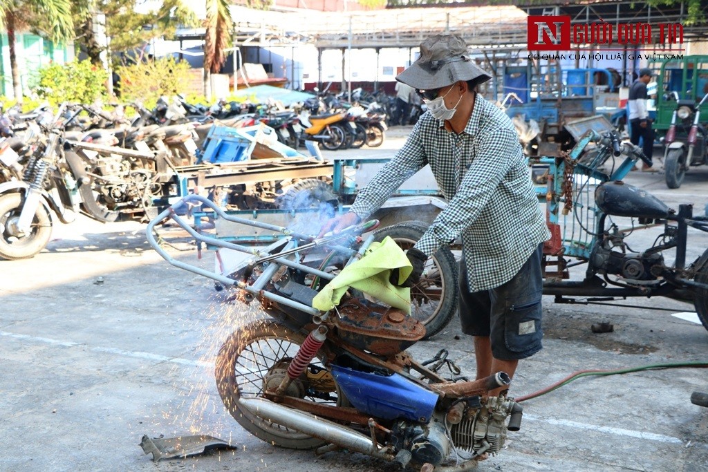 Tin nhanh - Cận cảnh hàng trăm xe gắn máy, ba gác máy tự chế bị Công an Ninh Thuận tiêu hủy (Hình 7).