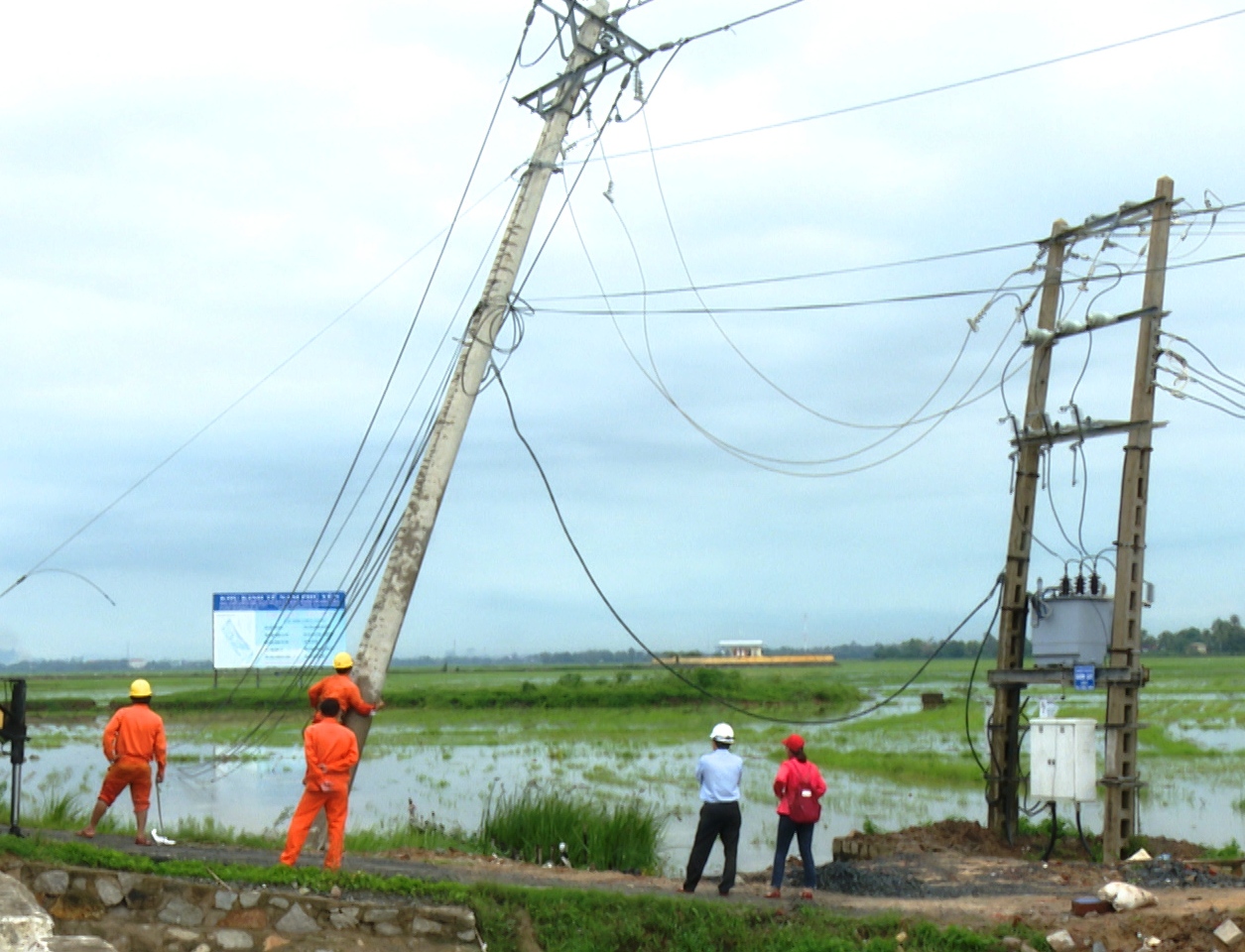 Tin nhanh - Phú Yên: Khẩn trương khắc phục sự cố đổ trụ điện sau bão số 5 (Hình 3).