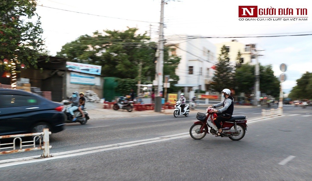 Dân sinh - Chùm ảnh: Những 'cái bẫy' chết người từ dải phân cách hư hỏng ở Ninh Thuận (Hình 13).