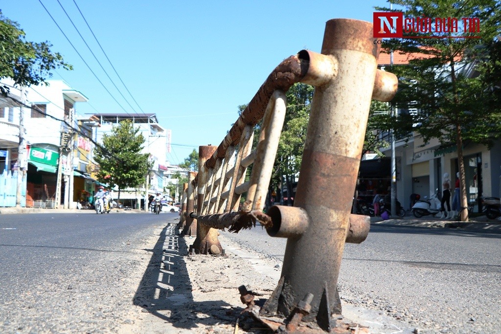 Dân sinh - Chùm ảnh: Những 'cái bẫy' chết người từ dải phân cách hư hỏng ở Ninh Thuận (Hình 4).