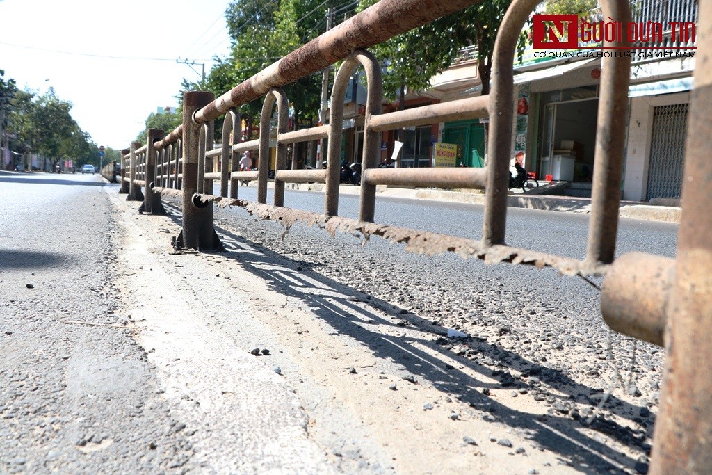 Dân sinh - Chùm ảnh: Những 'cái bẫy' chết người từ dải phân cách hư hỏng ở Ninh Thuận (Hình 3).