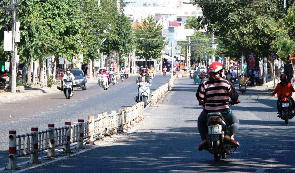 Dân sinh - Chùm ảnh: Những 'cái bẫy' chết người từ dải phân cách hư hỏng ở Ninh Thuận (Hình 8).