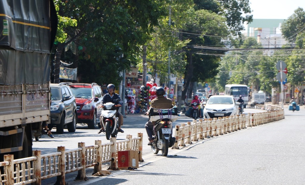 Dân sinh - Chùm ảnh: Những 'cái bẫy' chết người từ dải phân cách hư hỏng ở Ninh Thuận (Hình 9).