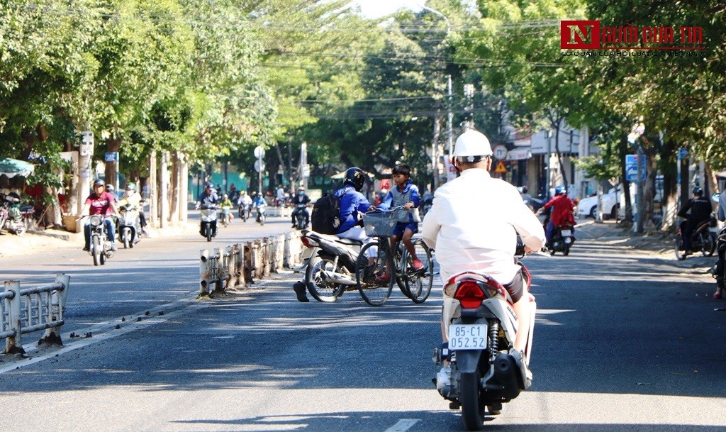 Dân sinh - Chùm ảnh: Những 'cái bẫy' chết người từ dải phân cách hư hỏng ở Ninh Thuận (Hình 10).